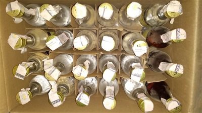 ضبط صاحب كشك بحوزته 72 زجاجة خمور مجهولة المصدر