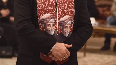  شال السلطان ودبوس كوريا الشمالية.. أبرز المشاهد بعزاء السلطان قابوس بالقاهرة