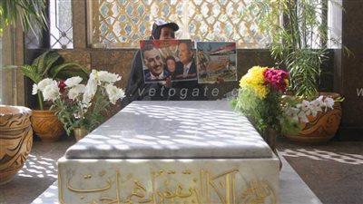 سيدة تغني لـ