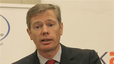 بعد مطالبات بطرده.. السفير البريطاني بطهران يغادر البلاد