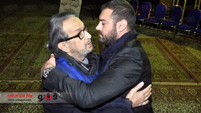 بالفيديو.. نور الشريف يعزي عمرو يوسف في وفاة والده
