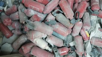 ضبط ورشة لتصنيع وتعبئة طفايات الحريق من مواد مجهولة المصدر بالسلام | صور