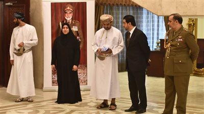 قنصل عمان بمصر تستقبل عزاء السلطان قابوس