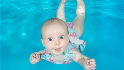 بالفيديو والصور.. لقطات طريفة لأطفال رضع تحت الماء