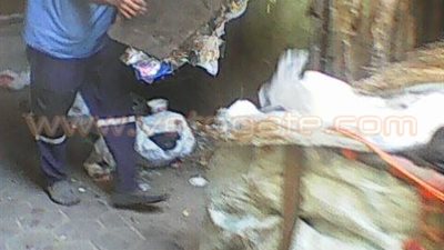 بالصور.. رفع القمامة من «درب السادات» بحي الموسكي