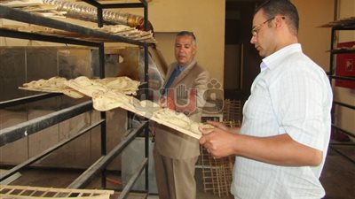 بالصور.. رئيس مدينة أبورديس يتابع جودة رغيف الخبز المدعم