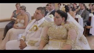 بالفيديو.. أمطار من الذهب وأوراق اليورو تهبط على عروسين في حفل زفاف