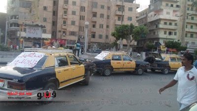 بالصور.. وقفة احتجاجية لسائقى التاكسى بالمحلة احتجاجا على الفوضى المرورية