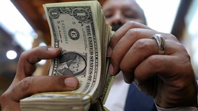 تباين أسعار العملات الأجنبية والدولار يسجل 17.69 جنيها