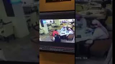 بالفيديو.. لحظة سقوط عامل مغشيًا عليه داخل مطعم