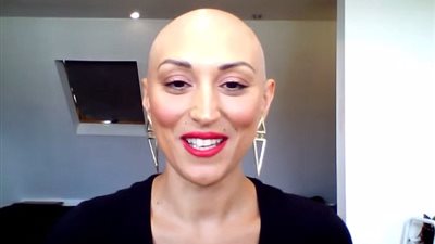 بالفيديو والصور.. امرأة تطلق فيديوهات لدعم جمال مريضات السرطان