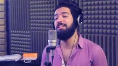 بالفيديو..أحمد سامي يفاجئ جمهوره بأغنية «اوعديني» لرامي جمال