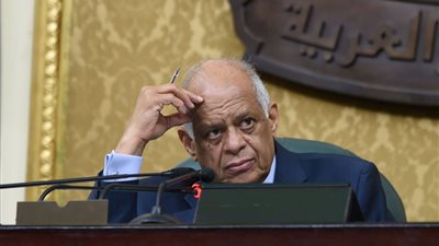 علي عبدالعال يدشن طابع بريد عن الحياة النيابية بمصر