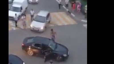 بالفيديو.. سائق يلقن شابين متهورين درسا قاسيا