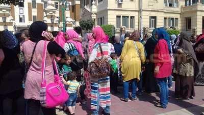 بالصور.. وقفة لأولياء أمور المدارس التجريبية أمام ديوان القاهرة