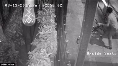 بالفيديو والصور.. خناقة وحشية بين راكب دراجة ومارة