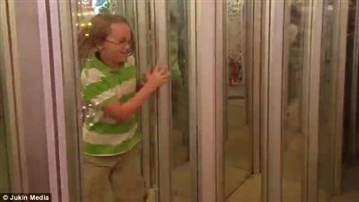 بالفيديو والصور.. صبي يرتطم بزجاج أثناء محاولته الهروب من متاهة