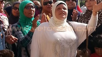 بالصور.. أولياء أمور طلاب «التجريبية» يحاولون اقتحام محافظة القاهرة