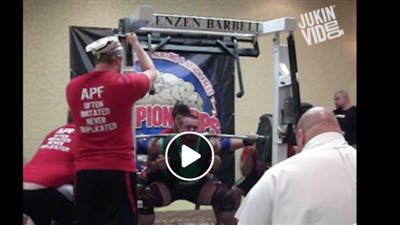 بالفيديو.. رياضي يعرض حياته للخطر أثناء حمل الأثقال