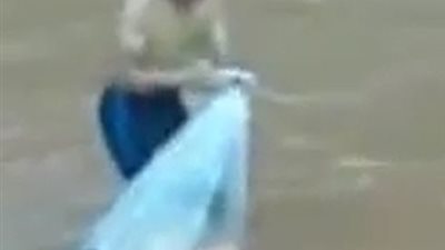 أطفال يوضعون في أكياس بلاستيكية للذهاب إلى المدرسة (فيديو وصور)