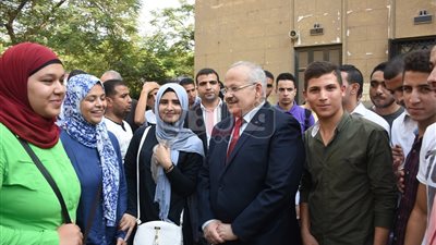 بالصور.. رئيس جامعة القاهرة يستمع لشكاوى الطلاب في جولة تفقدية