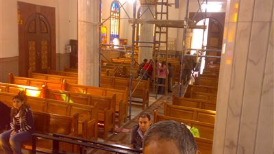 نشطاء سياسيين وأطفال يهنئون الأقباط أثناء أدائهم لصلاة القيامة