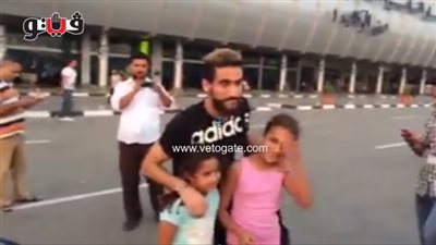 بالفيديو.. استقبال حافل لباسم مرسي و«حازم وكهربا» بمطار القاهرة