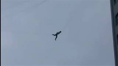 شاهد.. رجل يهرب من دفع فاتورة فندق بتسلق سلك هاتف على ارتفاع شاهق