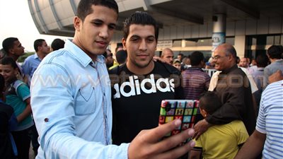 بالصور.. جماهير الزمالك تلتقط سيلفي مع اللاعبين بمطار القاهرة