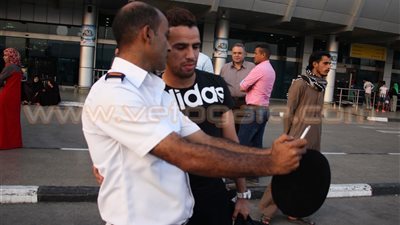 شرطي يلتقط «سيلفي» مع حازم إمام بمطار القاهرة