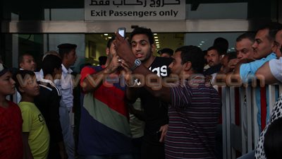 بالصور.. جماهير الزمالك تطارد «كهربا» لالتقاط «السيلفي»