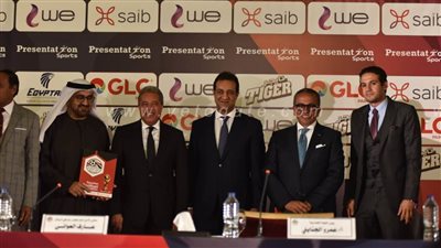 صورة تذكارية لمسئولي الأهلي والزمالك بعد توقيع عقود مباراة السوبر المصري| صور