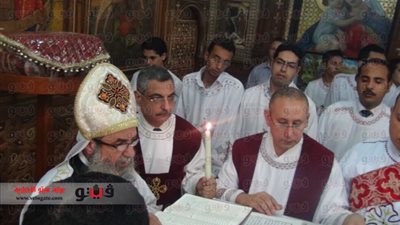 بالصور.. محافظ القليوبية يشارك الأقباط فى قداس عيد القيامة