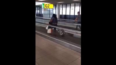 بالفيديو.. رد فعل مستفز لشخص شاهد امرأة تسير بشكل خاطئ