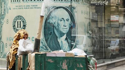 الدولار يرتفع مدعومًا بتوقعات رفع الفائدة الأمريكية وتحفيز أوربي