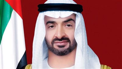 محمد بن زايد يلتقط بهاتفه صورا لطائرات العرض العسكري 