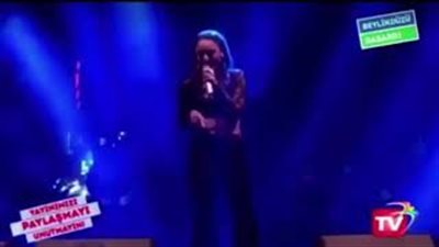مغنية تركية شهيرة تفقد الوعي على المسرح (فيديو)