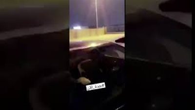 لحظة نجاة سعودي من صاعقة رعدية أثناء هطول الأمطار (فيديو)