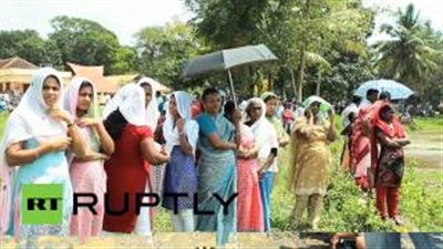 بالفيديو.. مهرجان هندي للجري مع الثيران في حقول الأرز