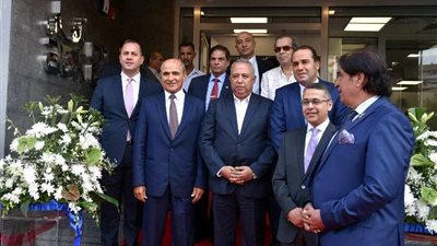 بالصور.. محافظ الشرقية يفتتح البنك الأهلي الكويتي بالزقازيق