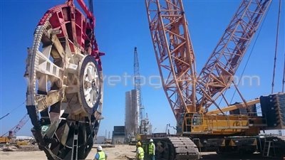 بالصور.. إنزال 5 حفارات لبدء العمل في أنفاق بورسعيد