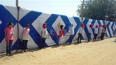 بالصور.. إجازة لطلاب البساتين الابتدائية لاستقبال إبراهيم محلب