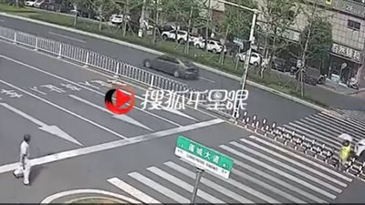 لقطات مروعة لحظة دهس سيارة فتاة تسير برفقة صديقها (فيديو)