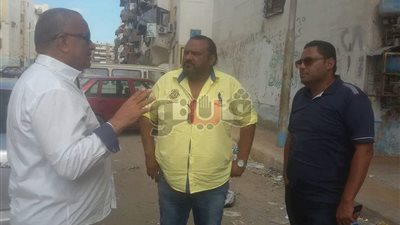 رئيس حي الضواحي ببورسعيد يتفقد العمل بمنظومة النظافة الجديدة