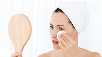 طرق إزالة مكياج البشرة بدون مشكلات