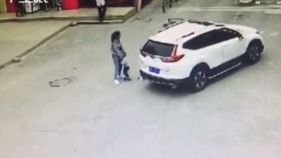 لحظة دهس سيارة طفل صغير (فيديو)