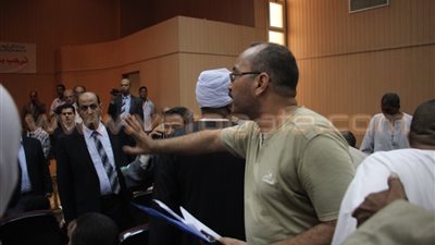 هرج ومرج في مزاد «حق الشعب».. إلغاء بيع 14 قطعة أرض في قنا بسبب الأسعار.. انسحاب المزايدين اعتراضا على ارتفاع سعر الفدان.. منسق المزاد: السعر سري وفقا للقانون.. وبيع قطعتين بـ23 مليون جنيه