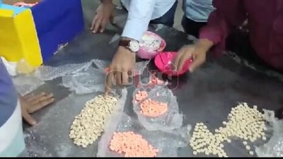 بالصور.. إحباط تهريب أقراص أكستازي داخل لعب أطفال بمطار القاهرة