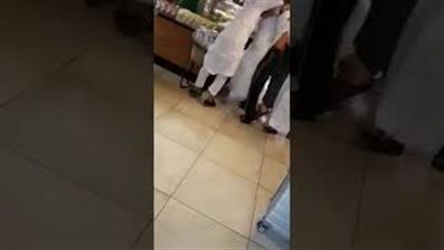 بالفيديو.. مشاجرة عنيفة بين شابين داخل مطعم