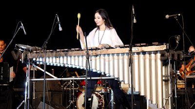 بالفيديو.. «نسمة» تبدع في العزف على «الماريمبا» باحتفالية «أكتوبر»